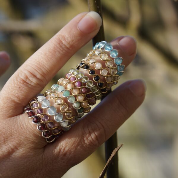 Twisted edelsteen ring