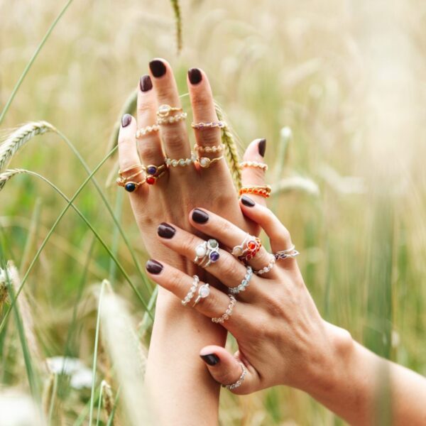 Twisted edelsteen ring